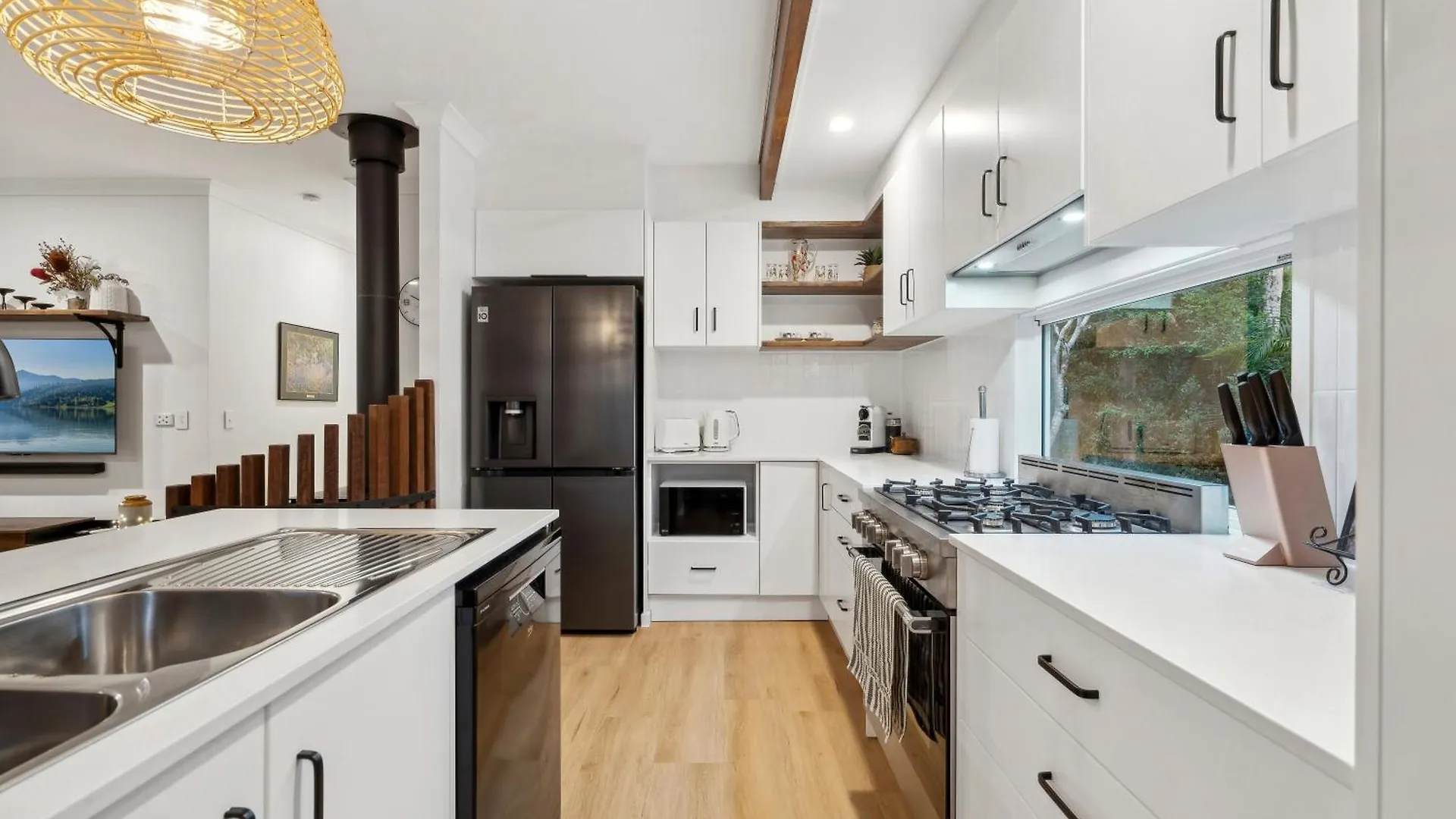 Cockatoo Cottage Creekside Retreat Near Theme Parks And Mount Tamborine Wongawallan Semesterbostad