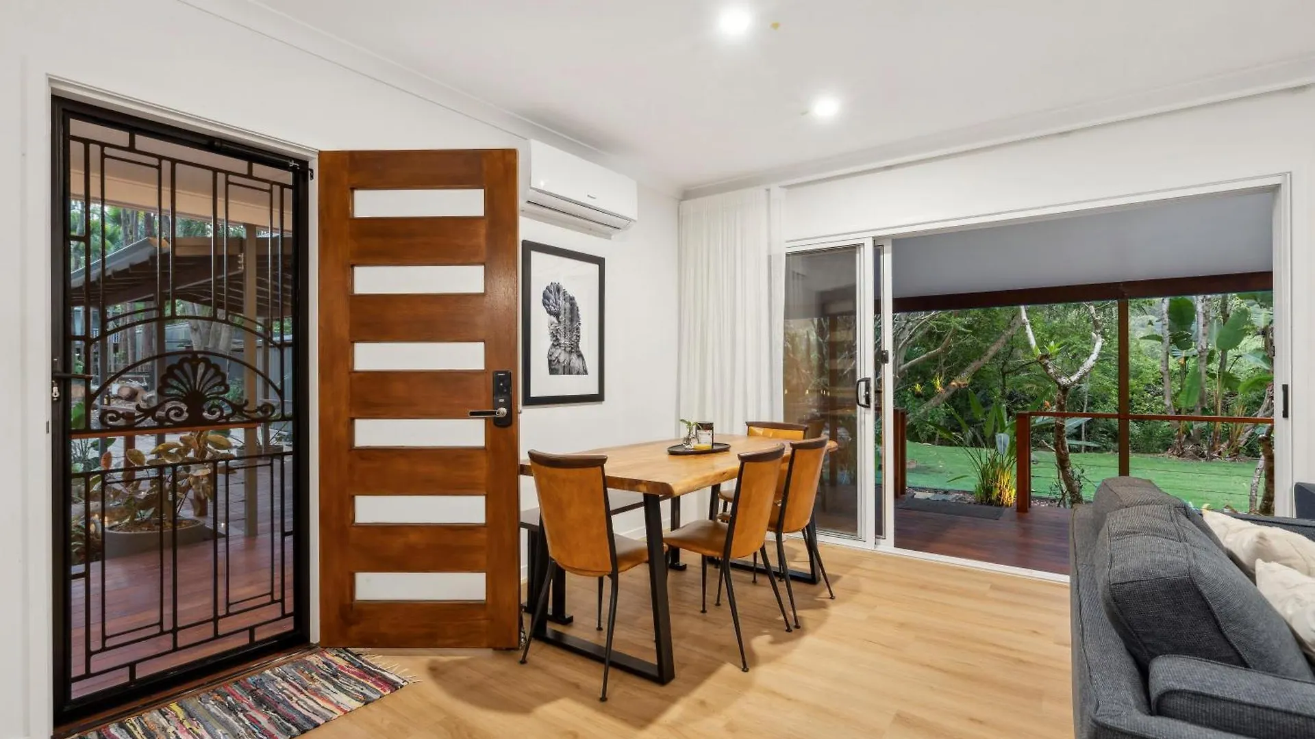 Cockatoo Cottage Creekside Retreat Near Theme Parks And Mount Tamborine Wongawallan