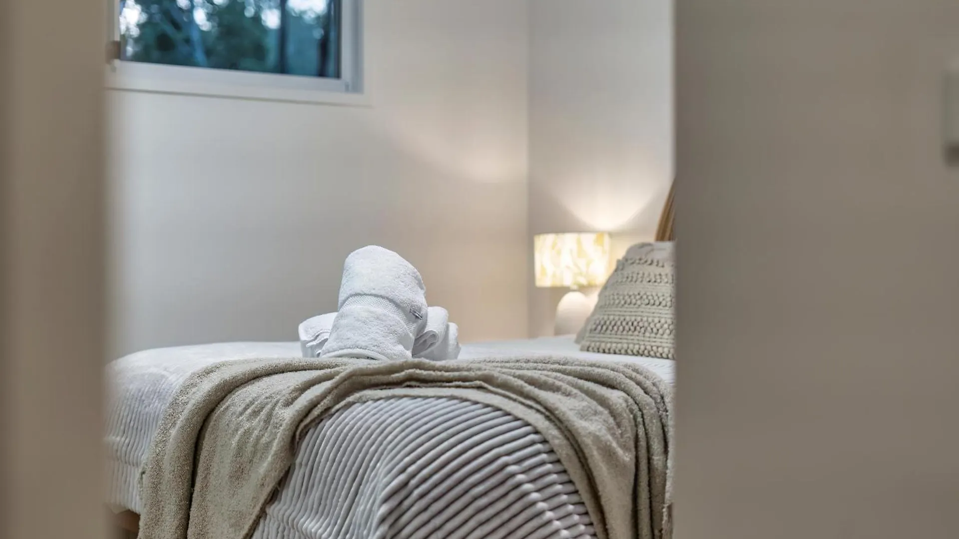 Cockatoo Cottage Creekside Retreat Near Theme Parks And Mount Tamborine Wongawallan Semesterbostad
