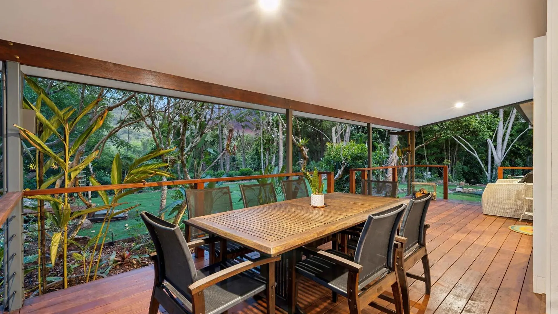 Cockatoo Cottage Creekside Retreat Near Theme Parks And Mount Tamborine Wongawallan Australia