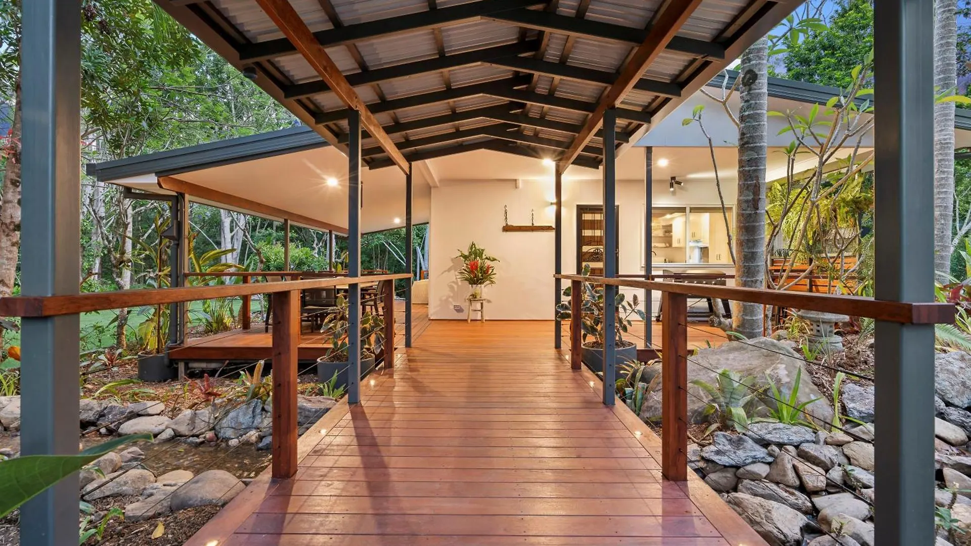 Cockatoo Cottage Creekside Retreat Near Theme Parks And Mount Tamborine Wongawallan 0*,  Australia