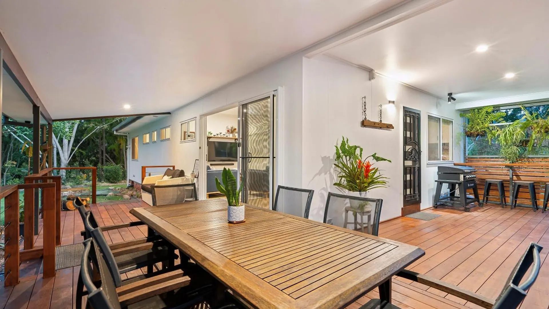 Cockatoo Cottage Creekside Retreat Near Theme Parks And Mount Tamborine Wongawallan