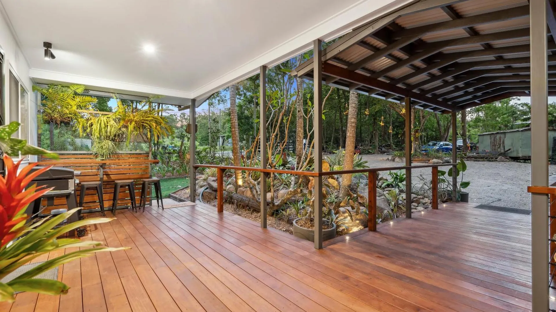 Holiday home Cockatoo Cottage Creekside Retreat Near Theme Parks And Mount Tamborine Wongawallan