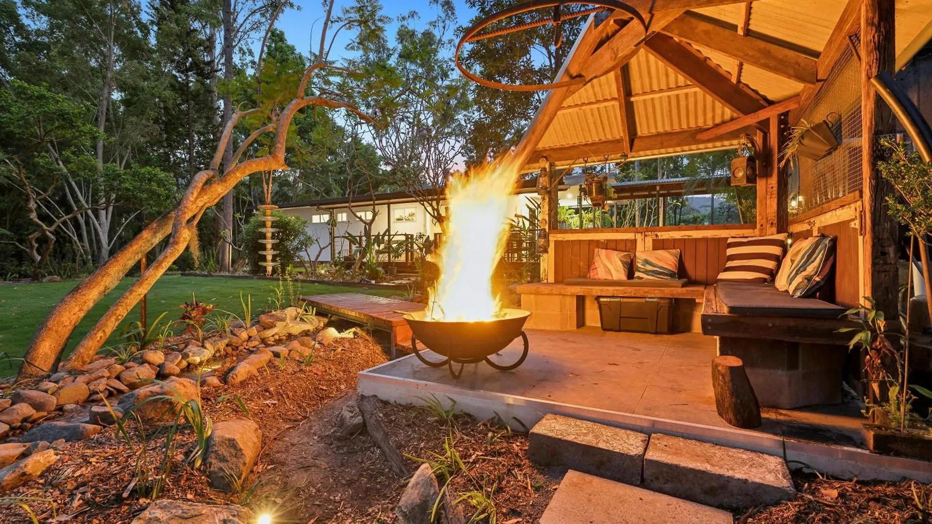 Cockatoo Cottage Creekside Retreat Near Theme Parks And Mount Tamborine Wongawallan