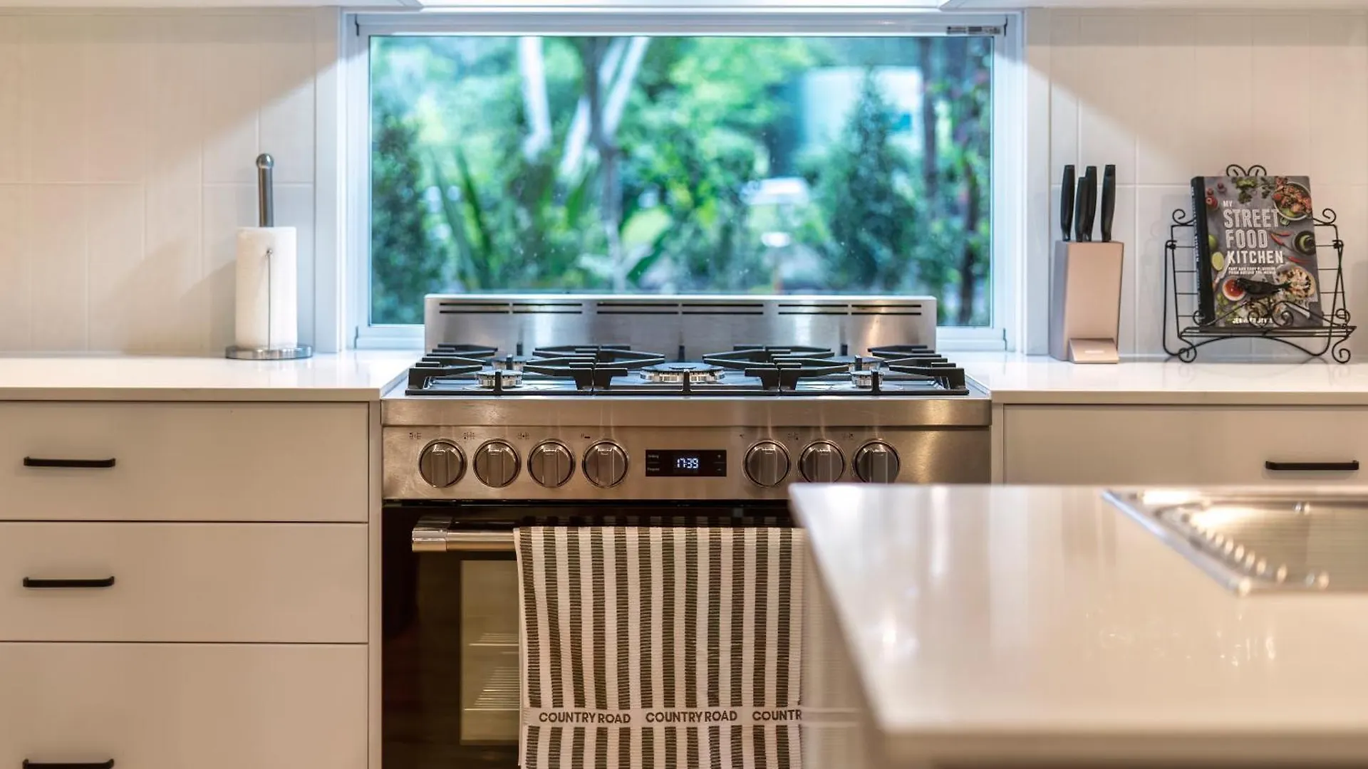 Cockatoo Cottage Creekside Retreat Near Theme Parks And Mount Tamborine Wongawallan