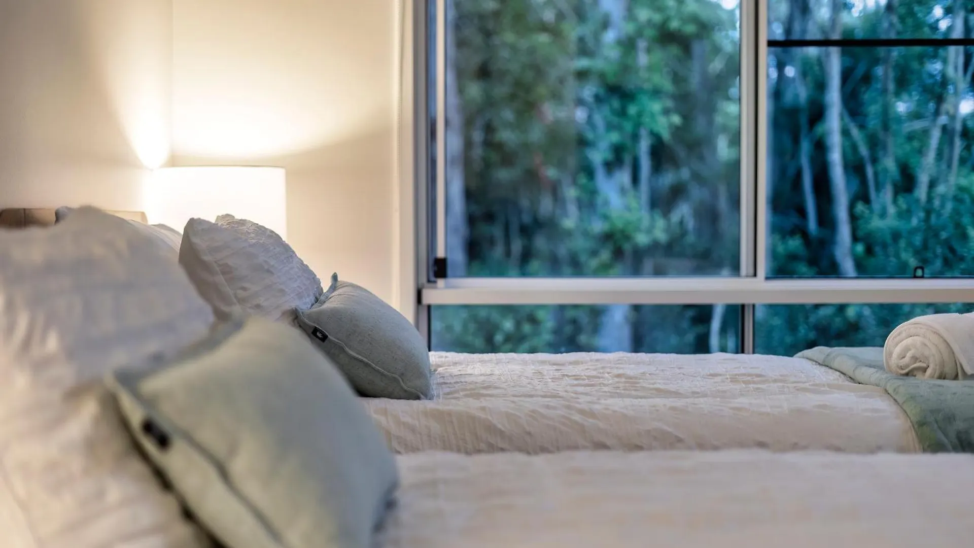 Holiday home Cockatoo Cottage Creekside Retreat Near Theme Parks And Mount Tamborine Wongawallan