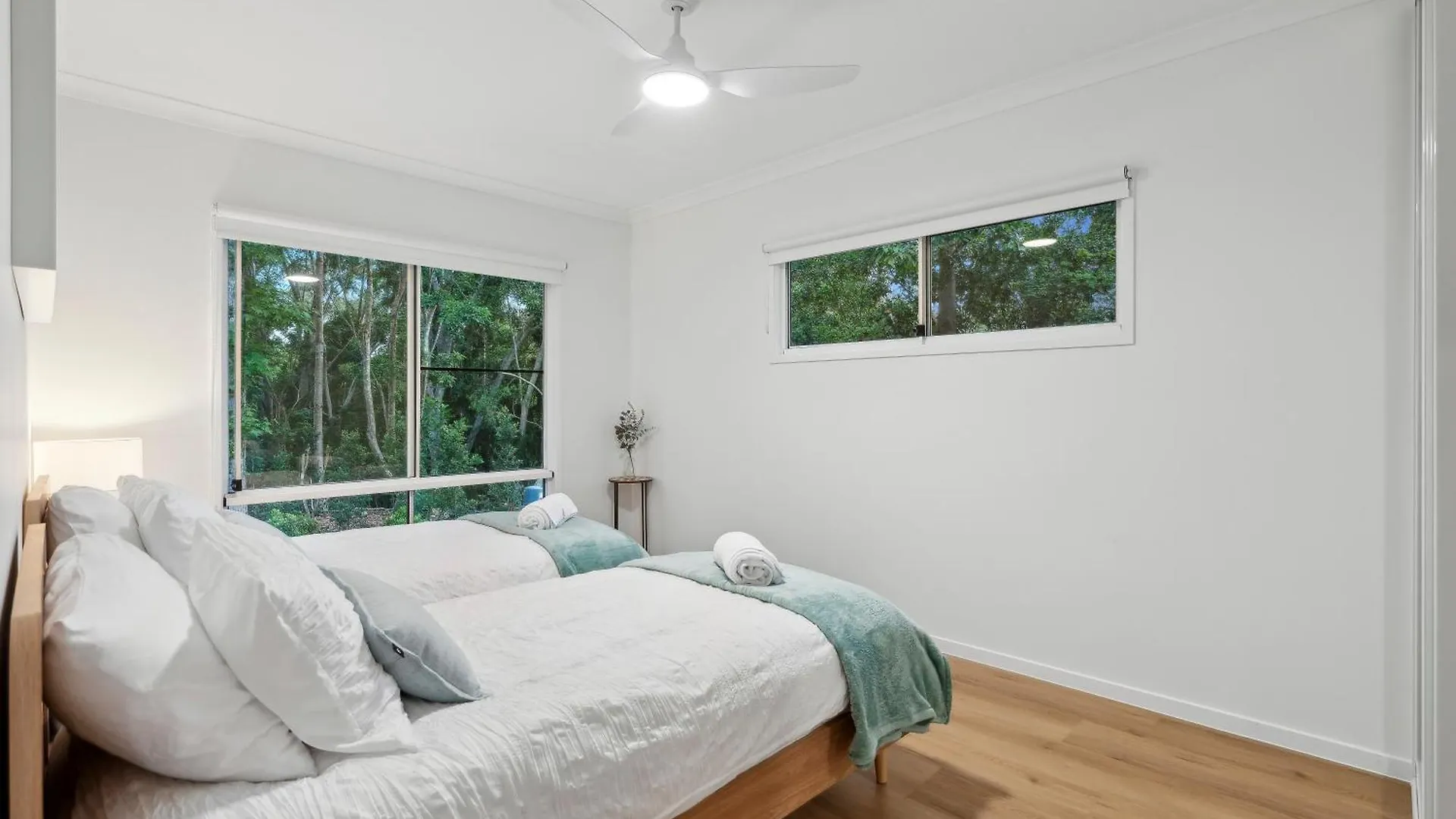 Cockatoo Cottage Creekside Retreat Near Theme Parks And Mount Tamborine Wongawallan Australia