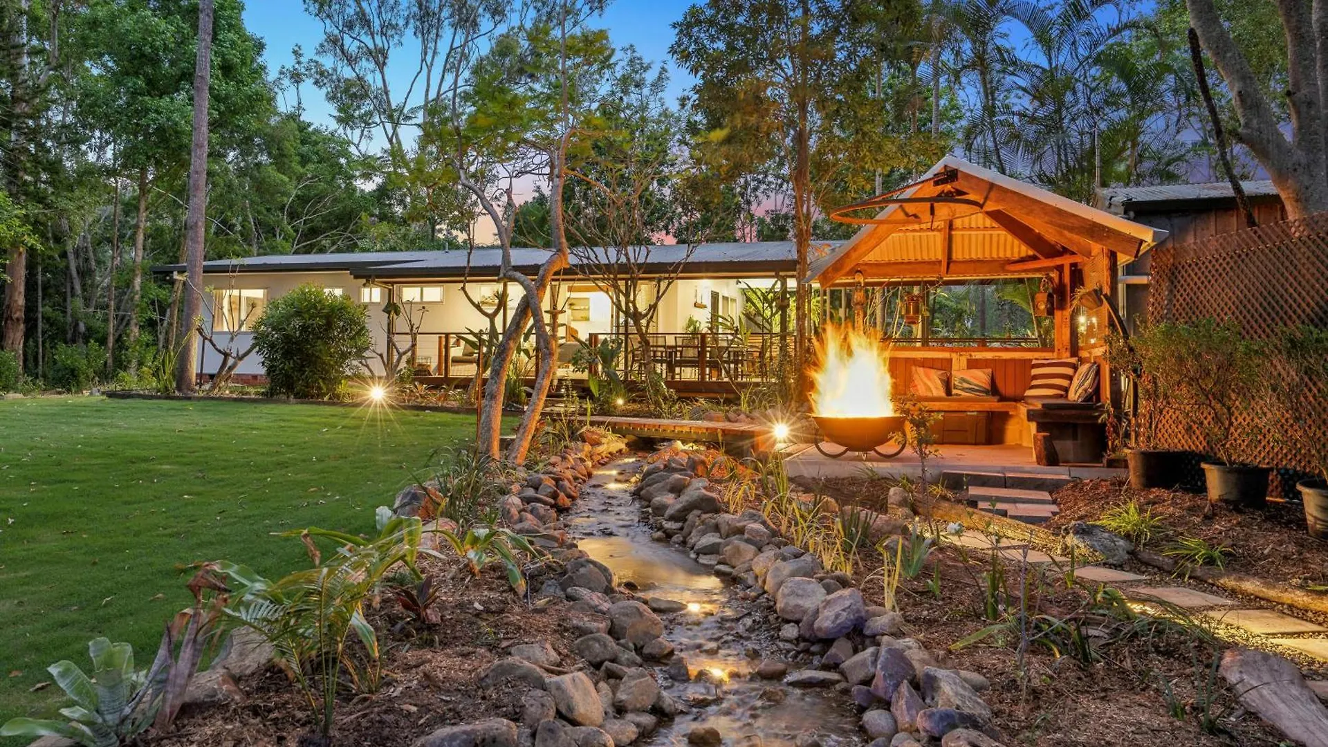 Cockatoo Cottage Creekside Retreat Near Theme Parks And Mount Tamborine Wongawallan